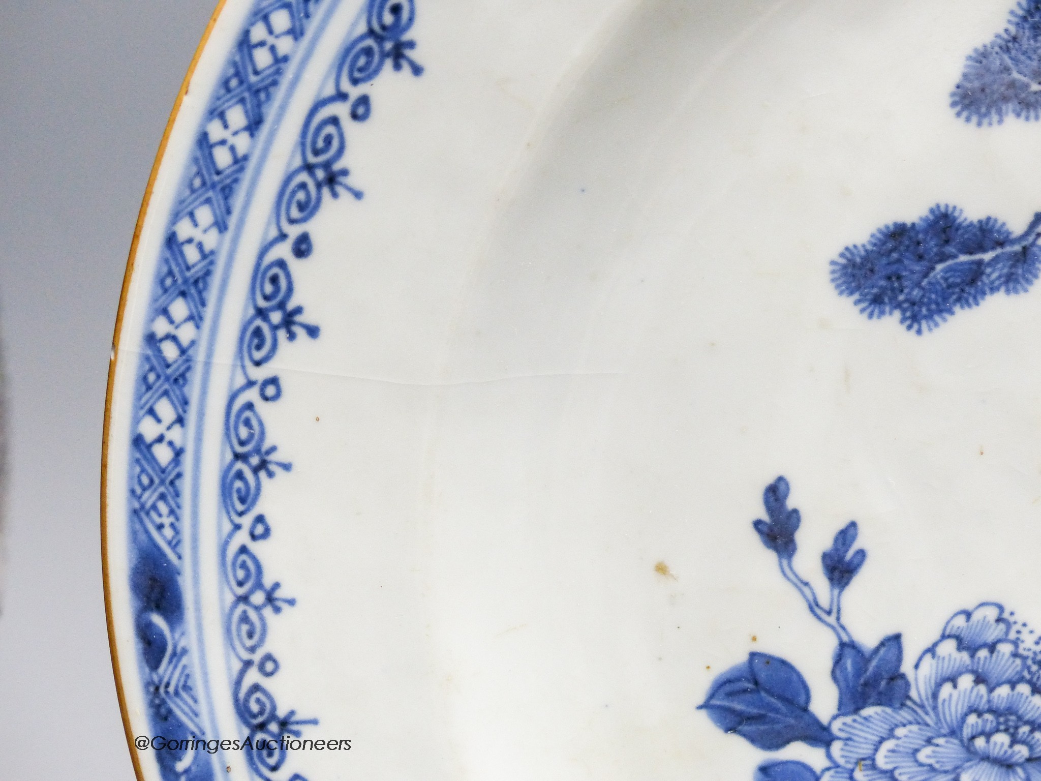 An 18th century Chinese blue and white export plate, diameter 31cm